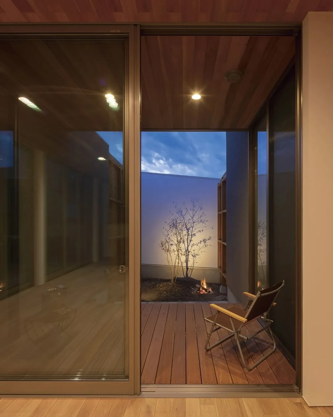 夜の中庭で、家族と灯りを囲む時間。