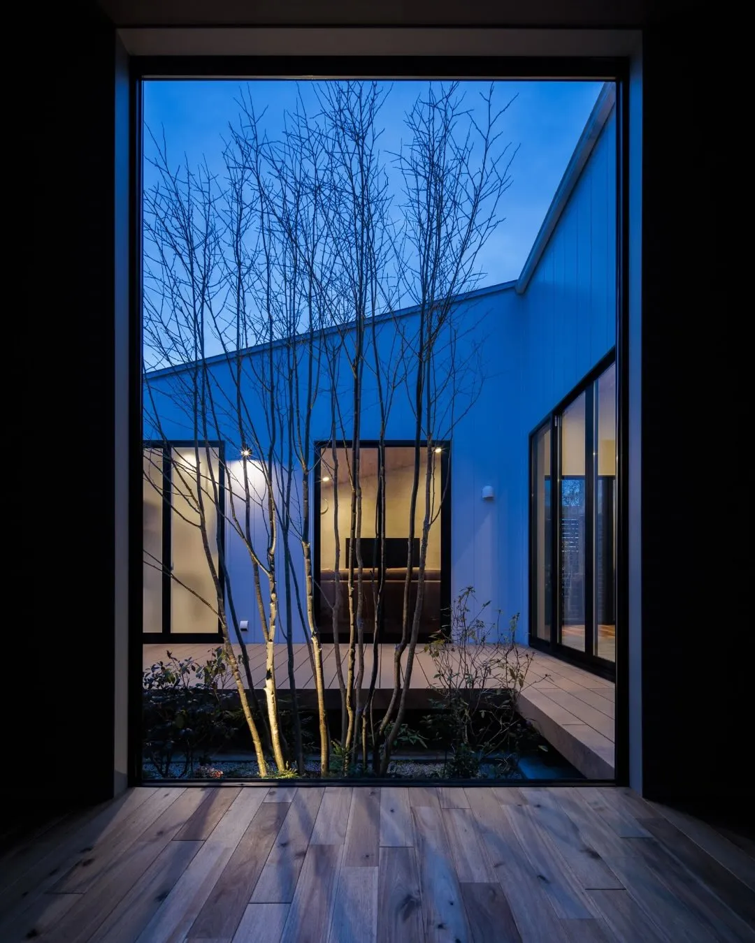 夜の中庭で、家族と灯りを囲む時間。