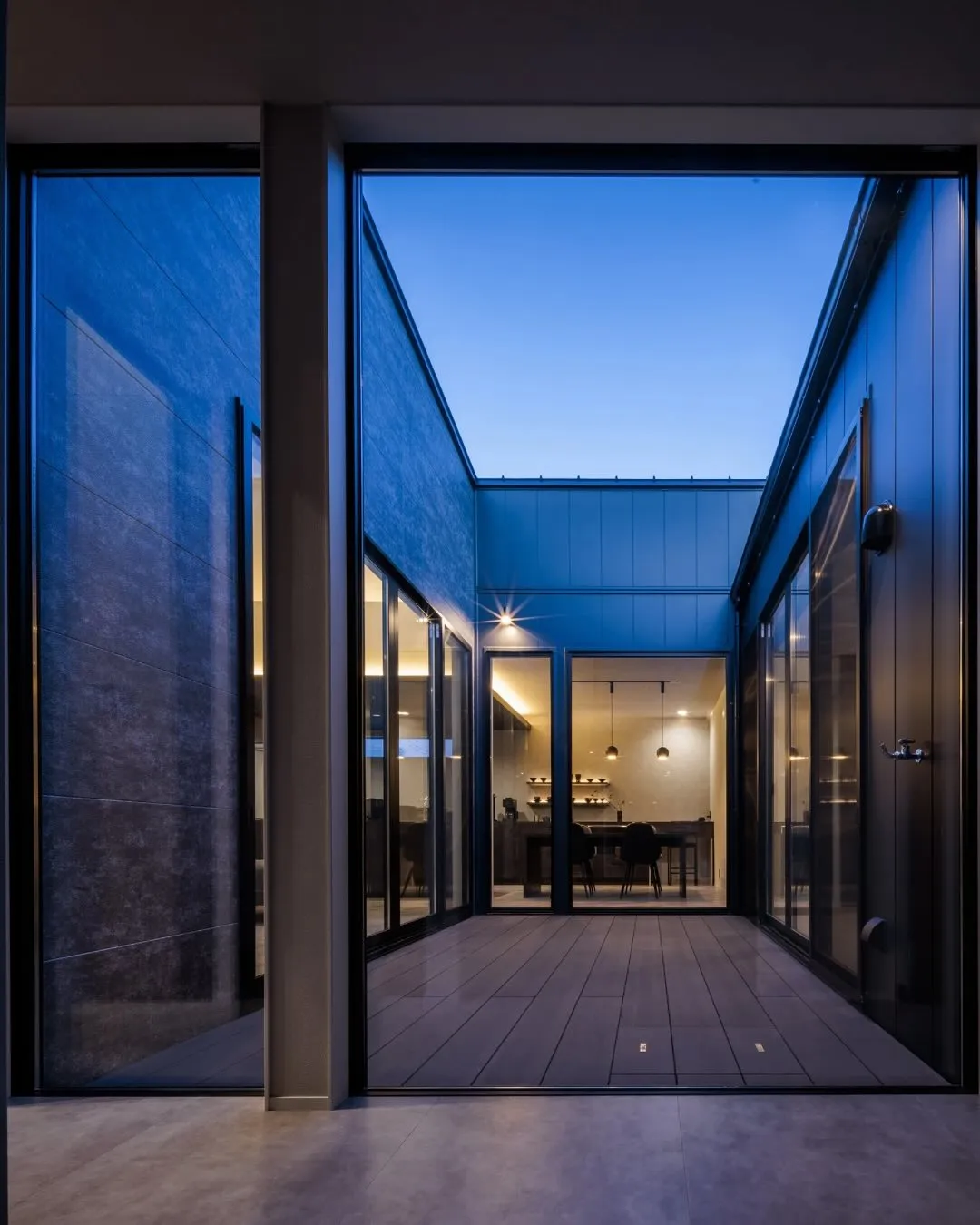 夜の中庭で、家族と灯りを囲む時間。