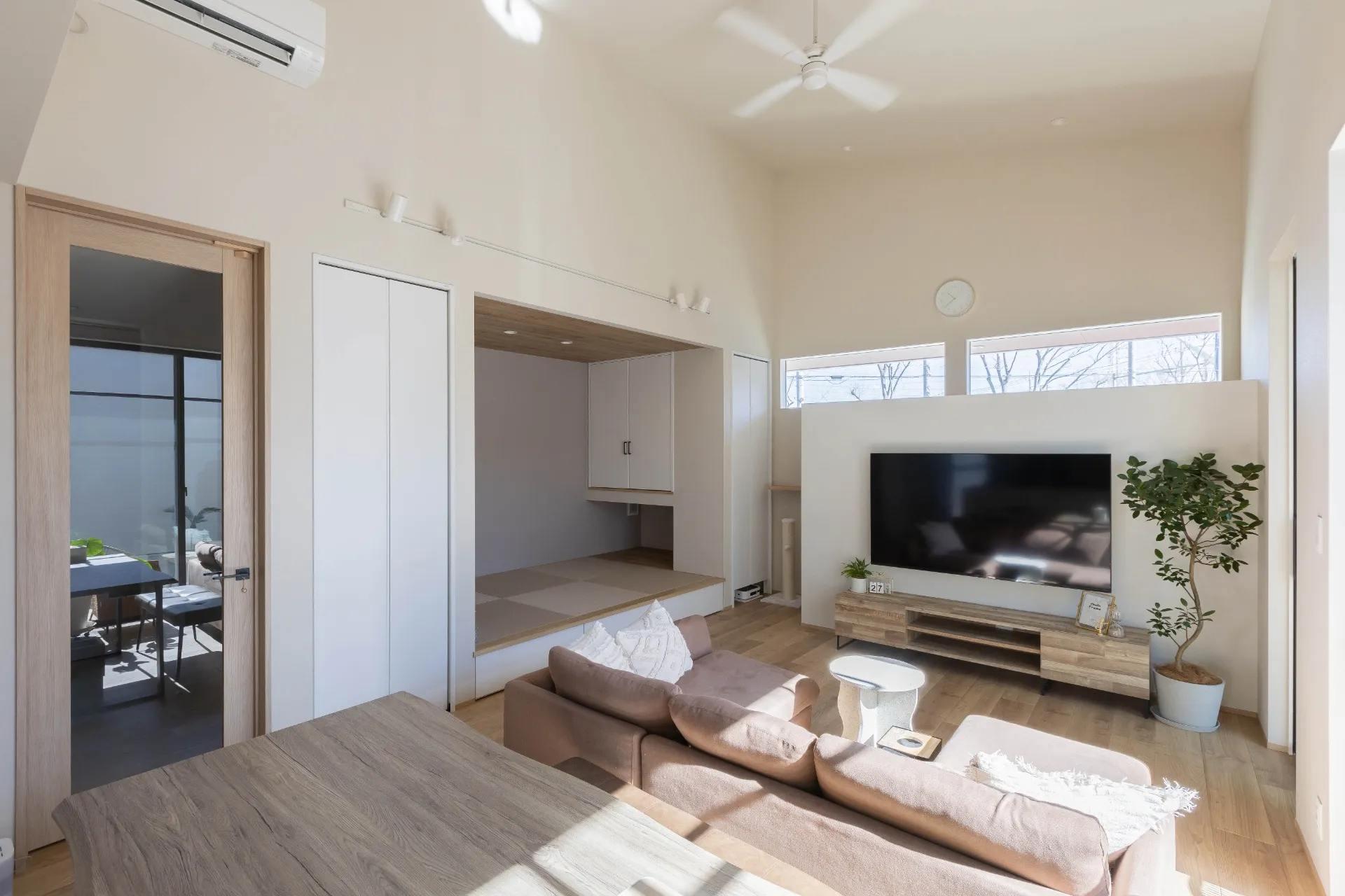 小上がりと勾配天井で開放感のある、平屋の住まい