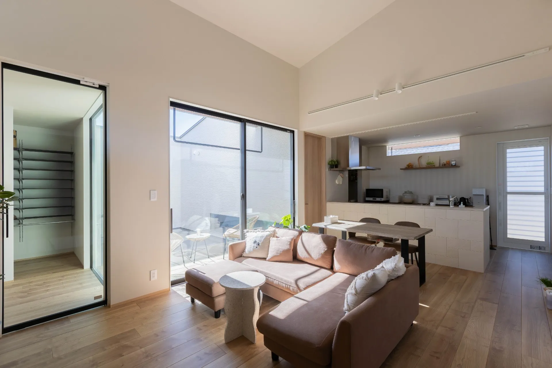 小上がりと勾配天井で開放感のある、平屋の住まい