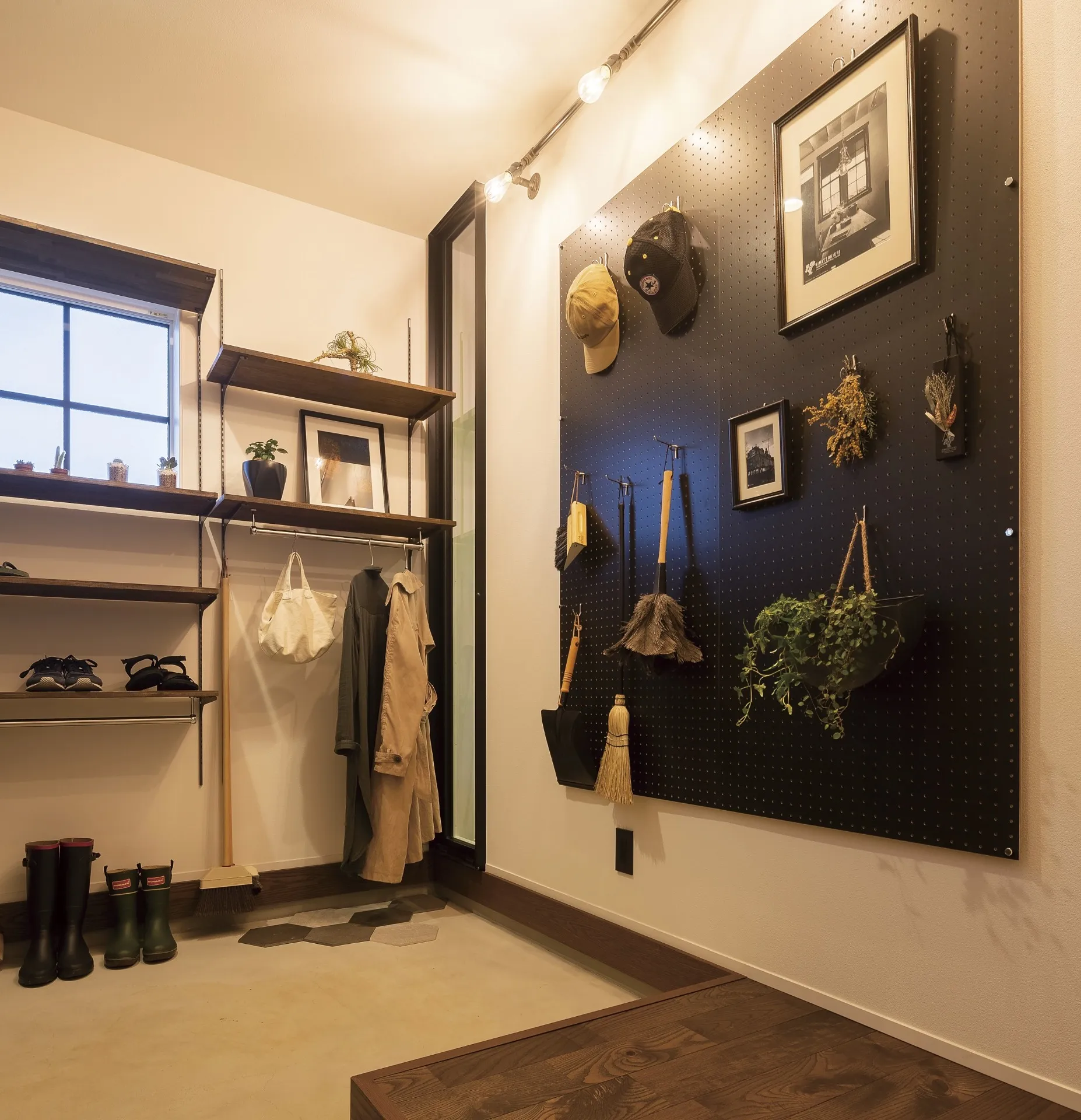 ガルバリウム×レッドシダーが映える、平屋の住まい