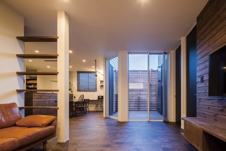 ガルバリウム×レッドシダーが映える、平屋の住まい