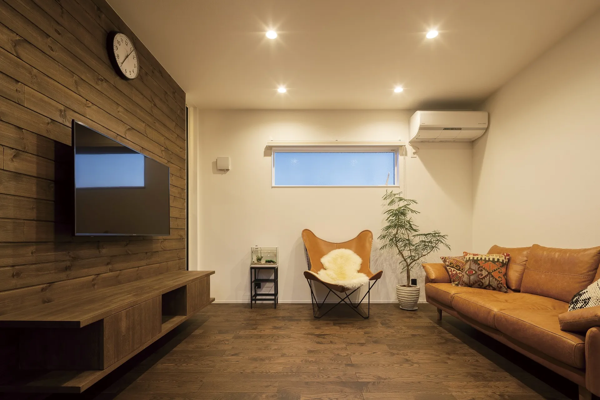 ガルバリウム×レッドシダーが映える、平屋の住まい