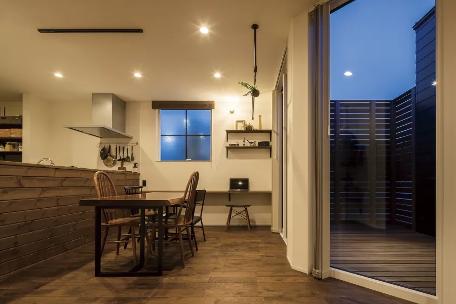 ガルバリウム×レッドシダーが映える、平屋の住まい