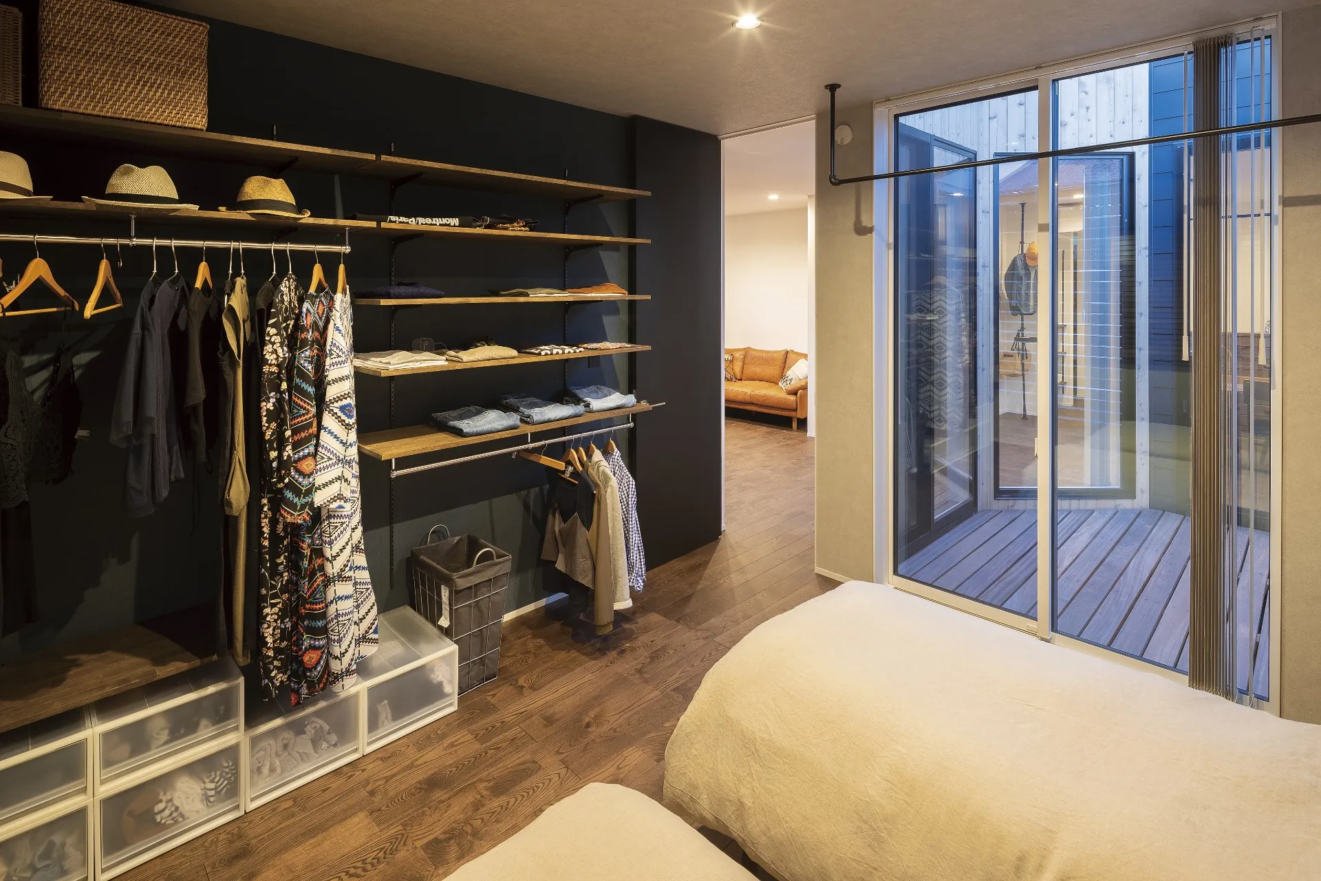 ガルバリウム×レッドシダーが映える、平屋の住まい