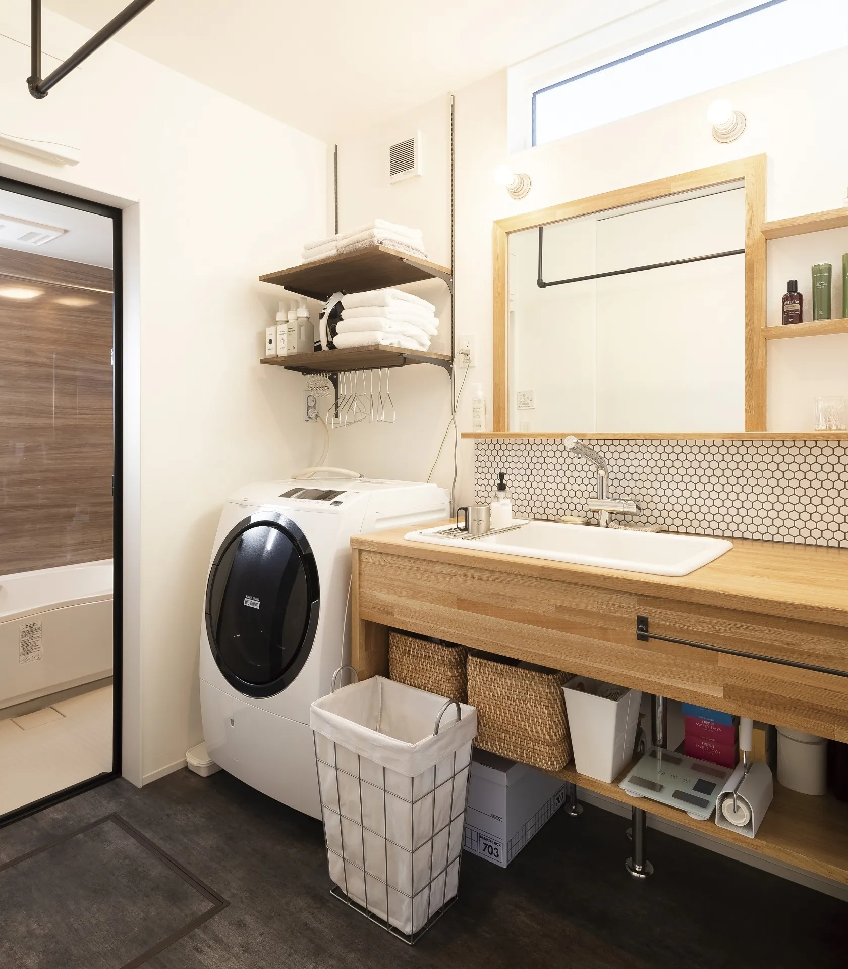 ガルバリウム×レッドシダーが映える、平屋の住まい